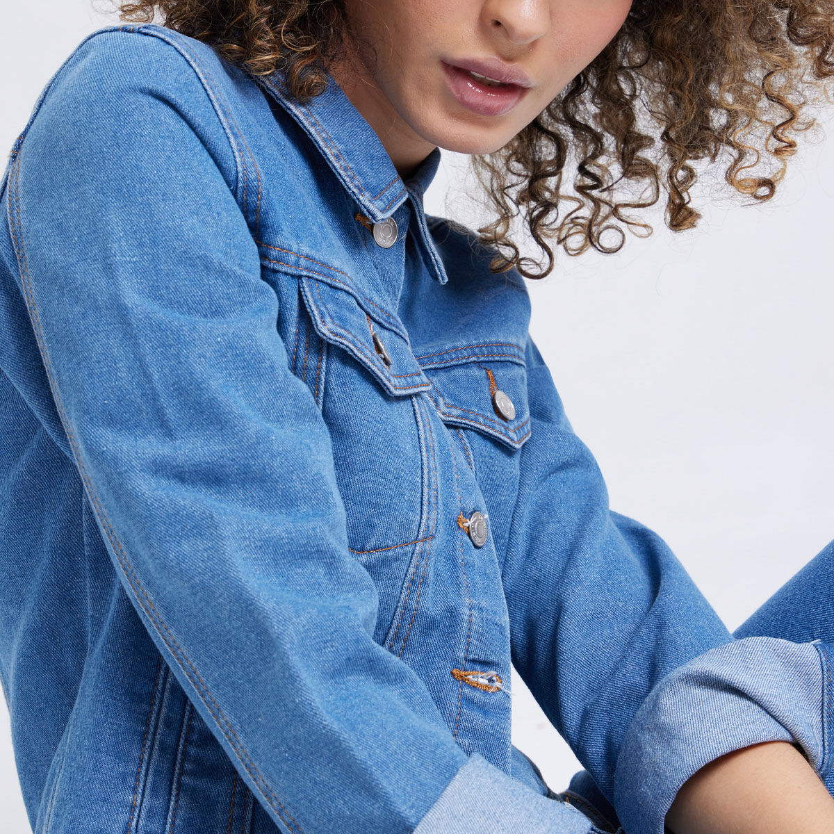 Chaqueta Tipo Trucker En Denim