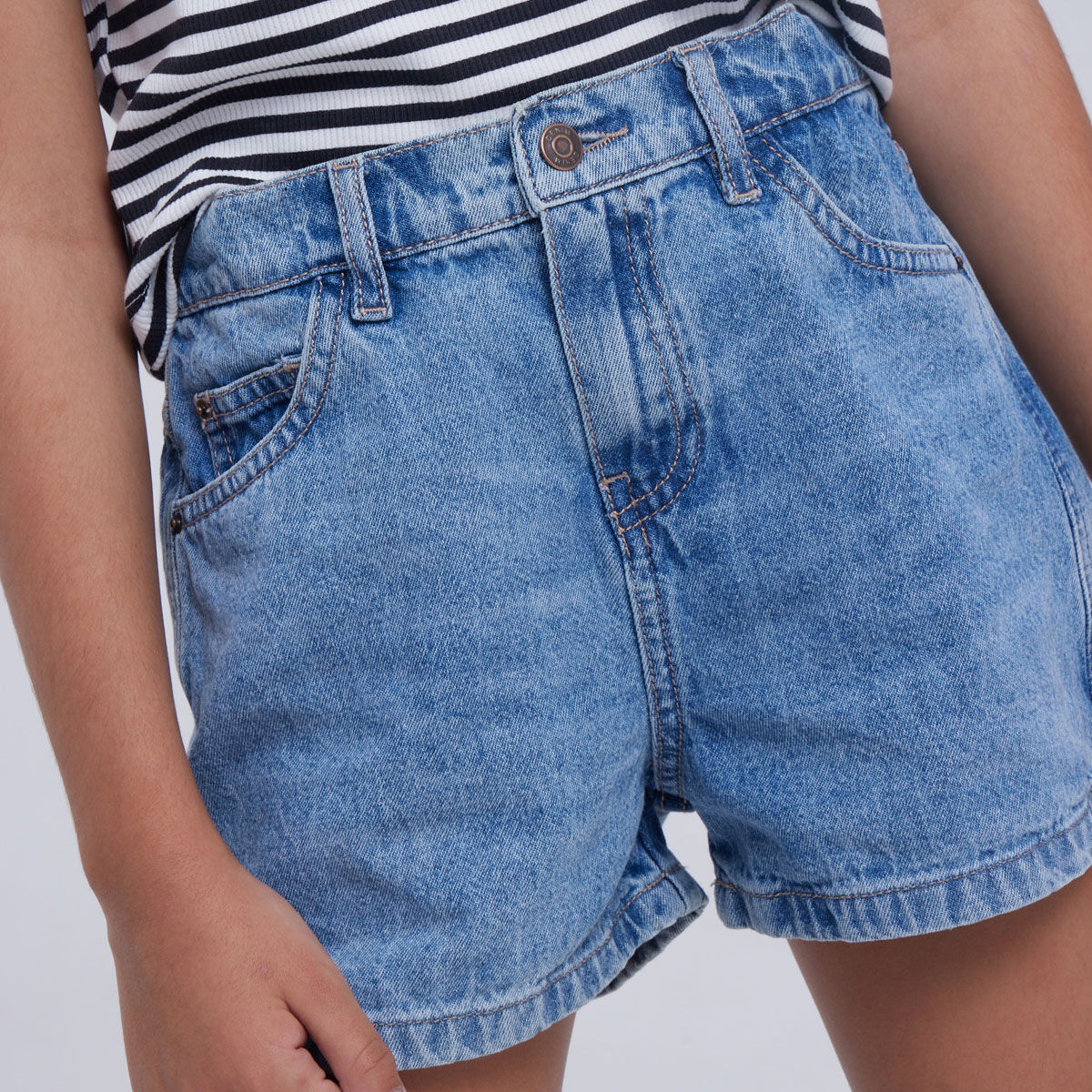Short En Denim Con Desgastes compra online OSTU